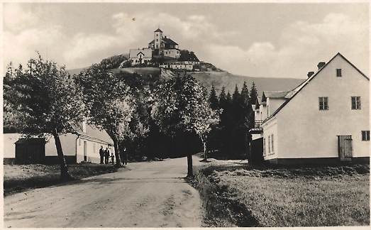 Datei:AK-Graupa-Voitsdorf-Gasthaus-zur-Fichte-Strassenpartie.jpg