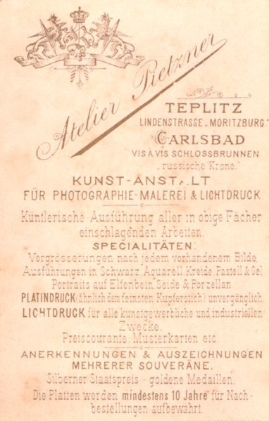 Rueckseite-Fotografie-Atelier-Pietzner-Teplitz-Lindenstrasse-Mortizburg-Maedchen-mit-im-Kleidchen-mit-freundlichen-Laecheln.jpg