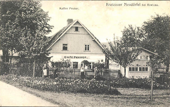 Datei:AK-Kratzau-Cafe-Peuker-im-Kratzauer-Neudoerfel.jpg