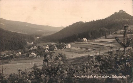 Datei:AK-Buschdoerfel-Totalansicht-mit-Tollenstein.jpg