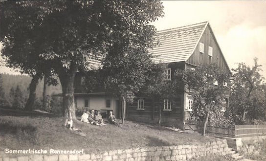 Datei:Foto-AK-Rennersdorf-Gaeste-vor-der-Huettmannbaude.jpg