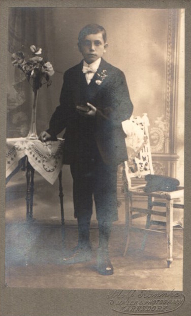 Fotografie-Adolf-Hannke-Warnsdorf-Portrait-junger-Knabe-im-Anzug-mit-Knickerbocker-Hose-und-Bibel-Kommunion.jpg