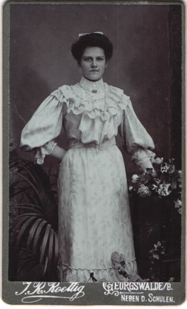 Fotografie-J-R-Roettig-Georgswalde-i-B-Portrait-junge-Dame-im-huebschen-Kleid.jpg