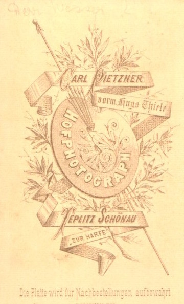 Rueckseite-Fotografie-Carl-Pietzner-Teplitz-Schoenau-Zur-Harfe-buergerlicher-Herr-im-Anzug.jpg