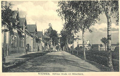 AK-Niemes-Hoeflitzer-Strasse-mit-Moebelfabrik.jpg