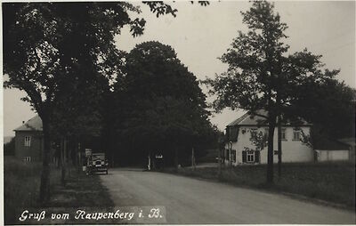 AK-Lobendau-Strassenpartie-am-Raupenberg-mit-Auto.jpg