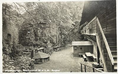 Bolzenschloß Burghof.jpeg