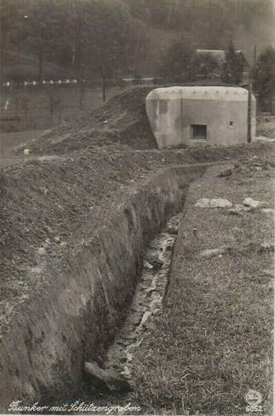 Bunker mit Schützengraben.jpg