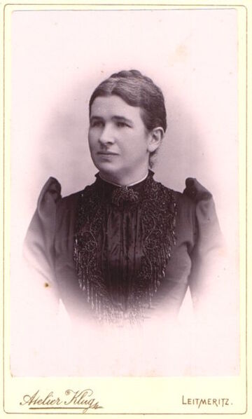 Datei:Fotografie-Atelier-Klug-Leitmeritz-buergerliche-Frau-in-Puffaermelkleid.jpg