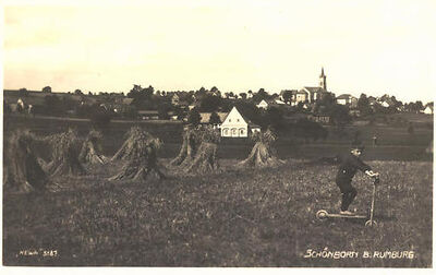 AK-Schoenborn-b-Rumburg-Rumburk-Kind-mit-Tretroller.jpg
