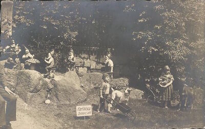 AK-Gablonz-Jablonec-Nad-Nisou-Miniaturgebirge-mit-Zwerge-und-Bauernkinder-der-Isargebirgswoche.jpg