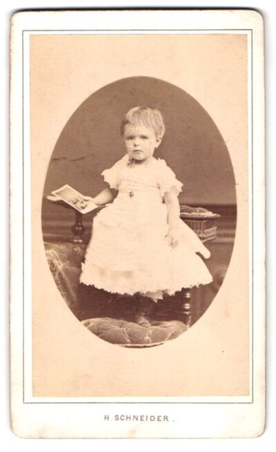 Fotografie-H-Schneider-Teplitz-Schoenau-Zur-Harfe-Portrait-kleines-Maedchen-im-weissen-Kleid-mit-Foto.jpg