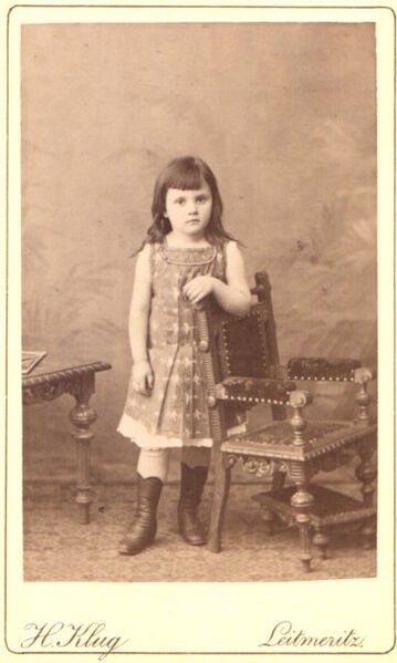 Datei:Fotografie-H-Klug-Leitmeritz-Maechen-im-sommerlichen-Kleidchen.jpg